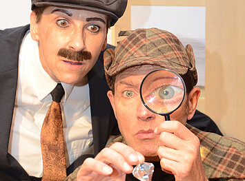 Sherlock Holmes und Dr. Watson untersuchen einen Hinweis