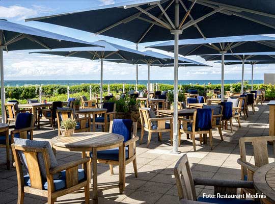 Sitzloungen auf der Terasse beim Krimidinne im Restaurant Medinis