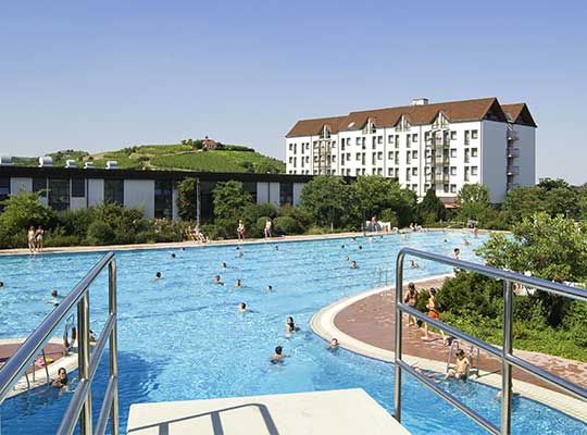 Freibad mit Sprungbrett und das Mercure Hotel im Hintergrund beim Krimidinner 