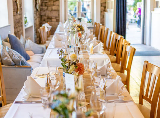 lange Tafel mit schöner Deko in der Villa Lina