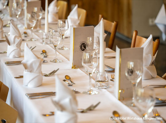 Elegantes gedeckte Tafel im Wirtshaus