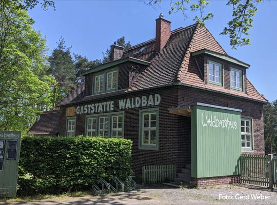 Waldbadhaus frontal