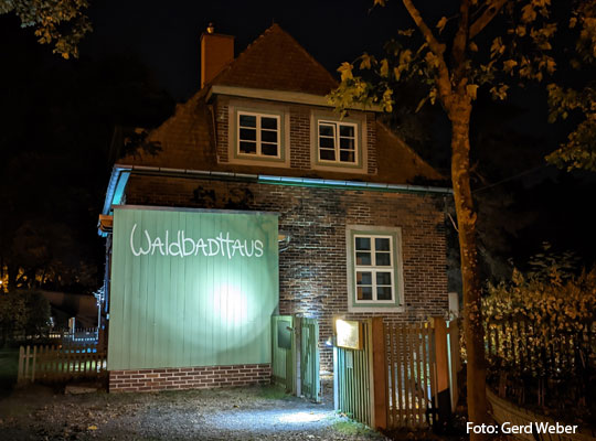 Waldbadhaus bei Nacht