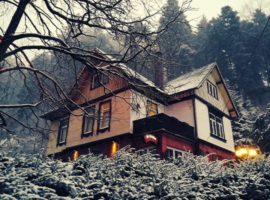 Außenansicht des urigen Waldrestaurants St. Ottilien im Schnee