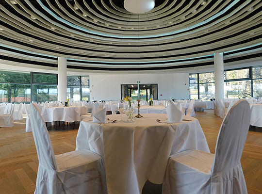 Blick von einem Zweiertisch beim Kriminaldinner auf den großen runden Speise-Saal mit schöner gestalteter Decke.