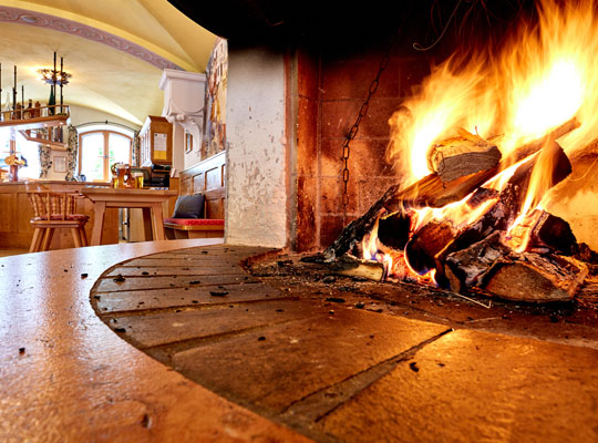 offene Feuerstell im Veranstaltungssaal des Hotels am Badersee beim Krimidinner Garmisch-Partenkirchen