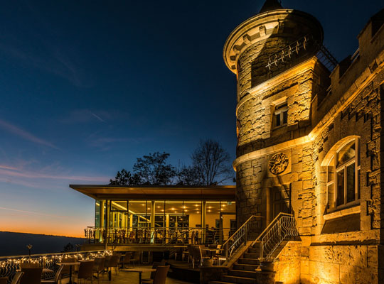 Wunderschön angeleuchtete alte Gemauer mit Sonnenuntergang im Hintergrund 