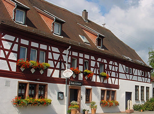 Blick auf das modernisierte Fachwerkhaus von der Straße aus.