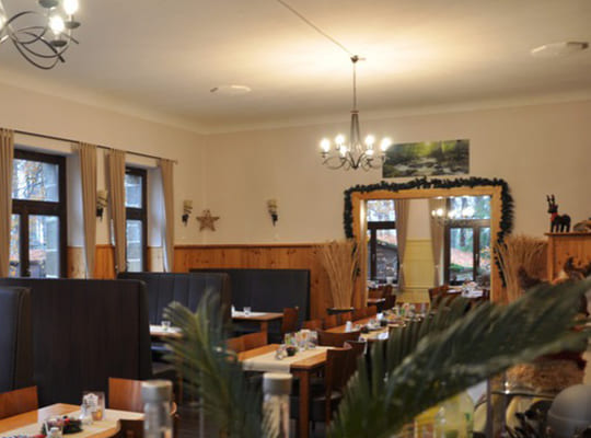 Gemütlich gestalteter, moderner Restaurant-Bereich mit vielen Sitzgelegenheiten.