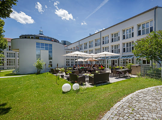 Bestes Wetter auf der Terrasse des ehemaligen Klosters. Perfekter Ort für ein Open Air Krimidinner.