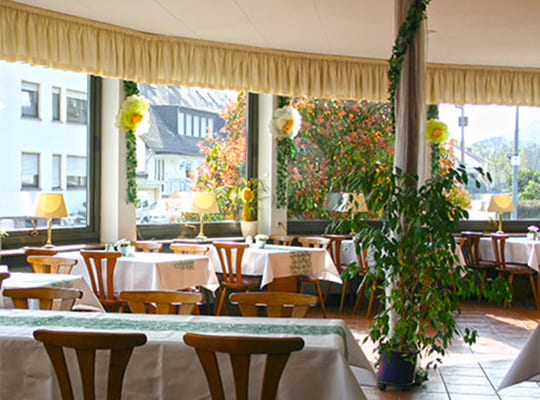 Große Lichtdurchflutete Fenster erhellen den liebevoll eingerichteten Restaurantbereich.