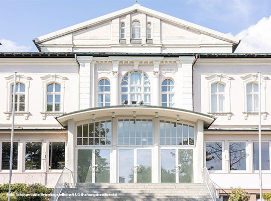 zu sehen ist die Außenansicht des Restaurants Castello, welche einer alten Villa ähnelt. zu sehen sind Große Fenster, in einer weißen Fassade und einer Glastüren-Front