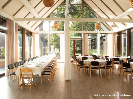 Schöner Innenraum mit tollem Ausblick im Forsthaus Rote Schleuse