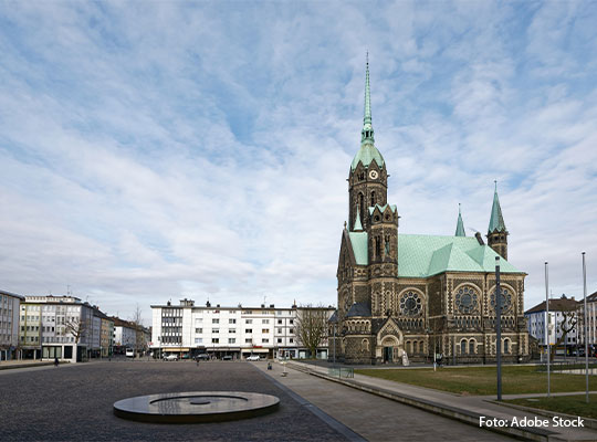 Ein grßer Platz mit einem Brunnen und einer Kirche