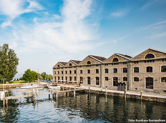 Außenperspektive mit See vor Haus mit Steg