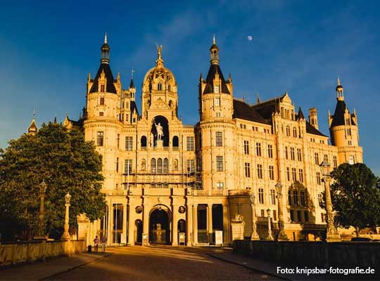 Imposantes Schloss mit gepflegten Vorgarten, in wunderschöner Umgebung