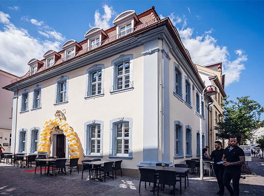 Großes Restaurantgebäude inklusive Außenbereich und mit Luftballons verziertem Eingang