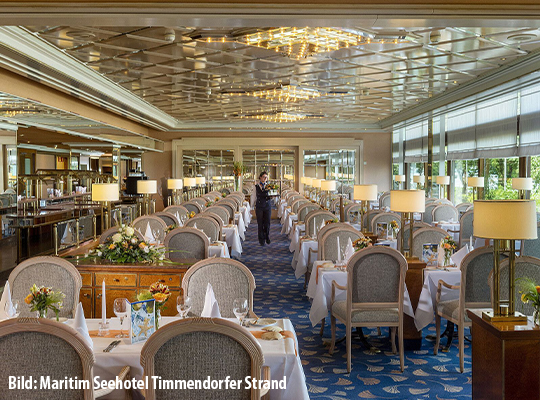 Festlich geschmückter Saal mit Meerblick beim Krimidinner Timmendorfer Strand