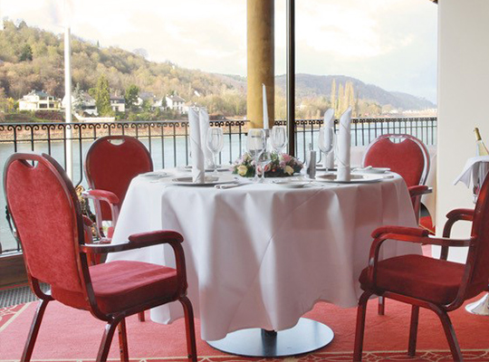 modern eingerchtete Terasse mit Blick auf dem Rhein beim Krimidinner Unkel