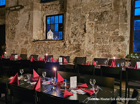 lange Tafeln im am Kloster Eck im Refektorium