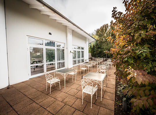 Schön gestaltete Terrasse mit vielen Sitzgelegenheiten und viel grün.