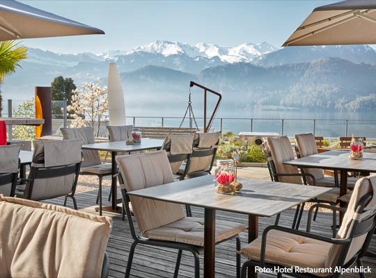 Panoramaaussicht auf die Berge von der Terasse des Hotels