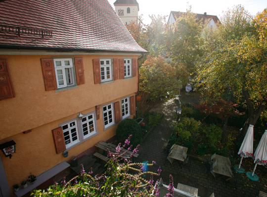 Pfanzen umschließen ein rustikales Haus in dem Krimidinner Weil der Stadt besucht werden können