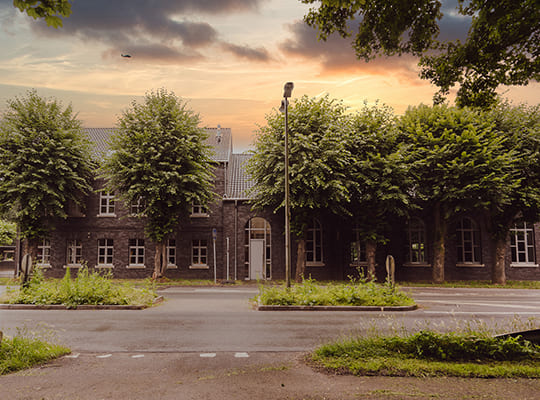 Blick auf das beeindruckende Restaurantgebäude von der anderen Straßenseite aus.