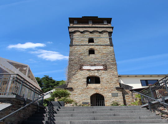 Außenansicht eines Turms, unserer Krimidinner Location Kellerskopf