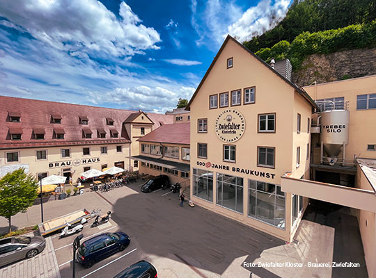 Die gepflegte Außenfassade der Bierbrauerei Zwiefalter Klosterbräu