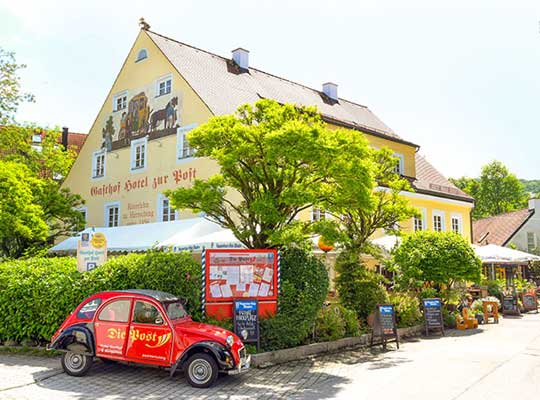 Aussenansicht vom Gatshaus Die Post mit originellem Webe-Auto, Dinnerkrimi