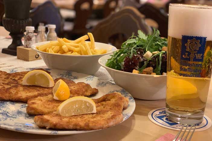 Fein gedeckter Tisch im Gasthaus Die Post, leckere Schnitzel mit Pommes und Salat, Dinnerkrimi