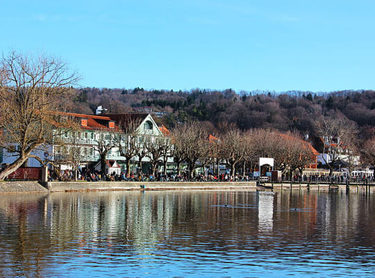 Die schöne Stadt Herrsching im fotografiert vom Ammersee-Ufer