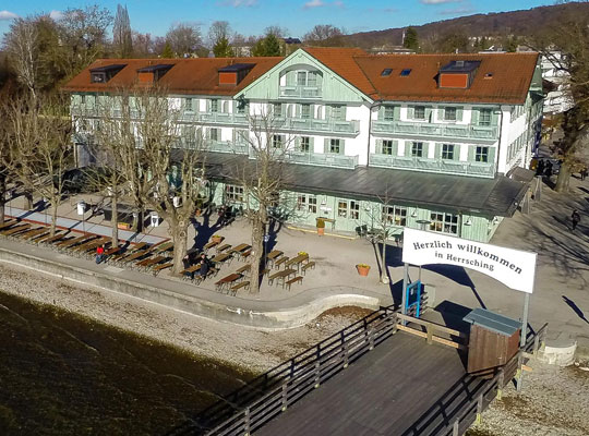 Hotel Seehof Blick auf Gebäude beim Krimidinner in Herrsching