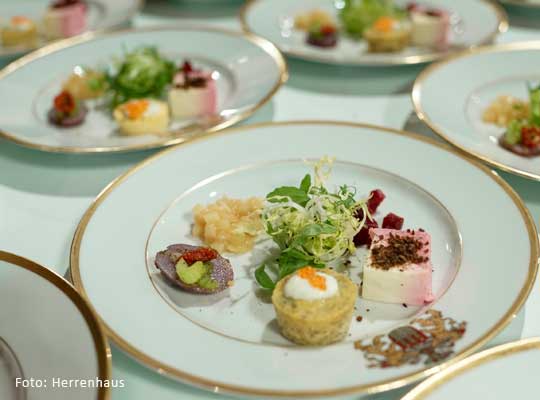 Dessertvariation auf Teller mit Goldrand beim Dinnerkrimi Lübeck