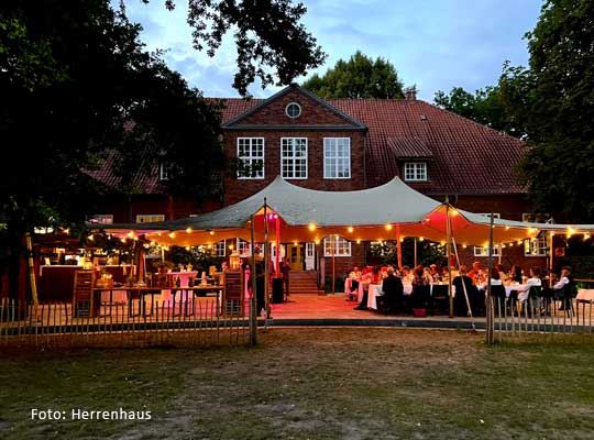 Festgesellschaft beim Dinnerkrimi Lübeck im Garten des Herrenhauses